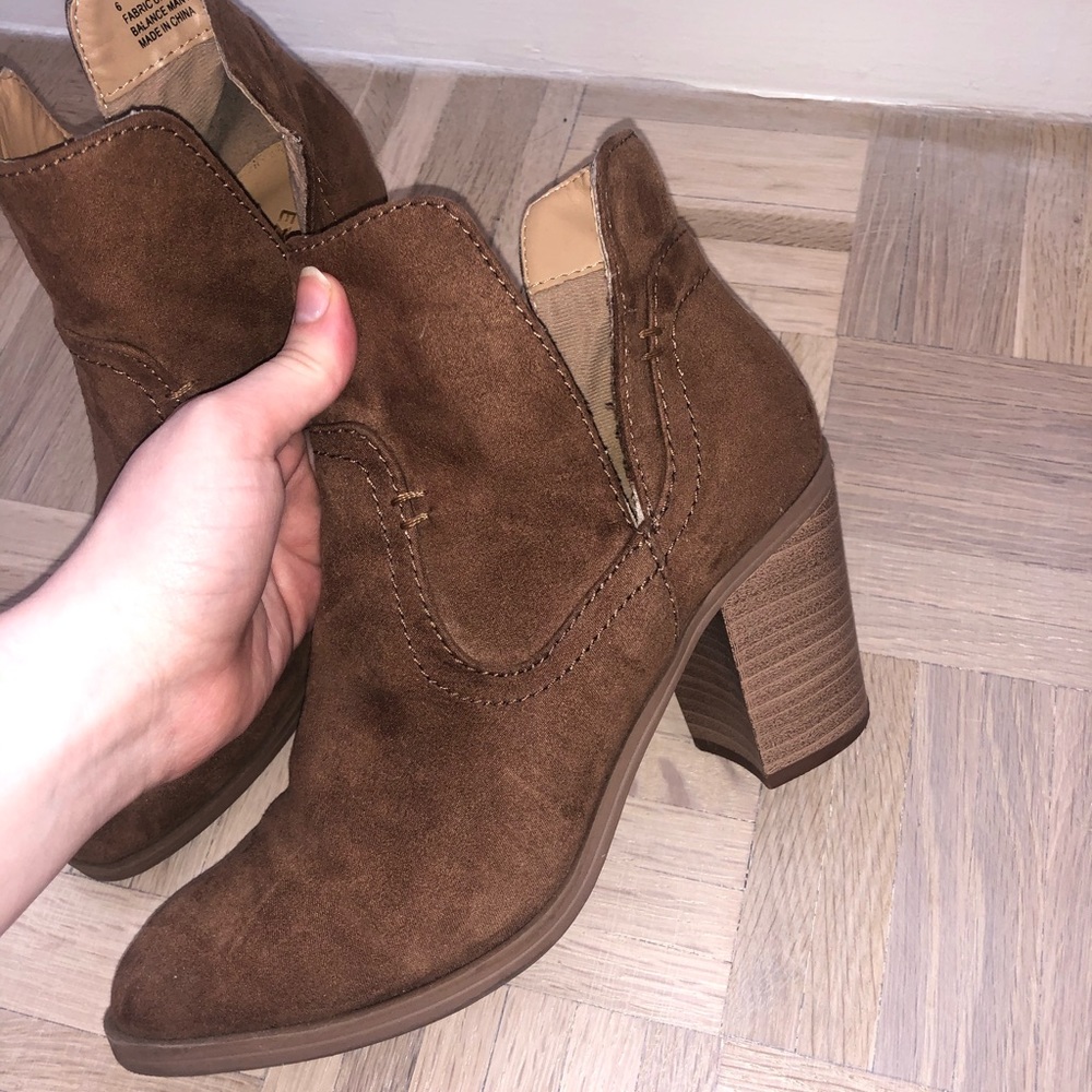 Express Size 6 3.5” Brown Booties